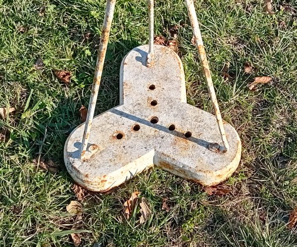 Ancien pied de parasol en fonte n°11648