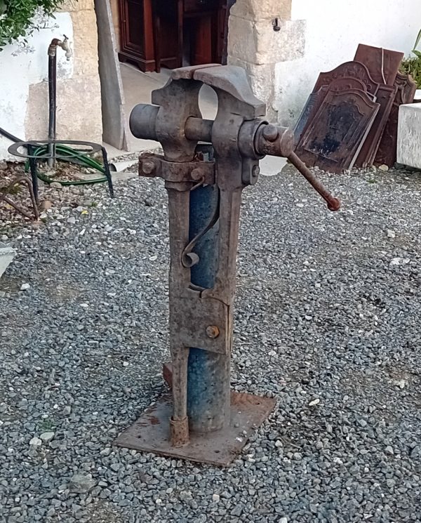 Ancien étau de forgeron sur pied n°11665