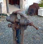 Ancien étau de forgeron sur pied n°11665