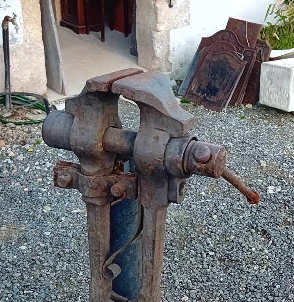 Ancien étau de forgeron sur pied n°11665