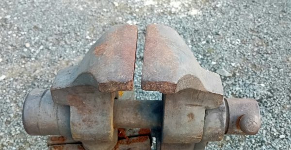 Ancien étau de forgeron sur pied n°11665