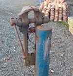 Ancien étau de forgeron sur pied n°11665