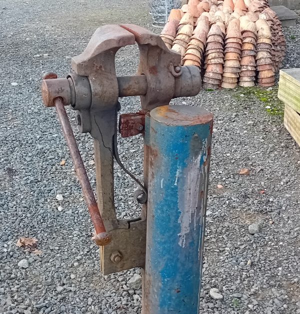 Ancien étau de forgeron sur pied n°11665