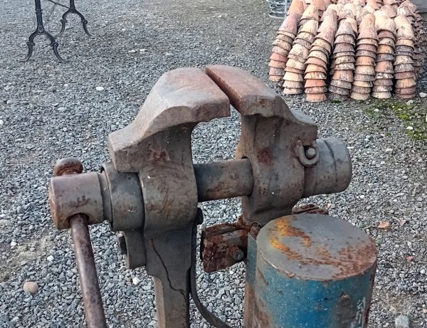 Ancien étau de forgeron sur pied n°11665