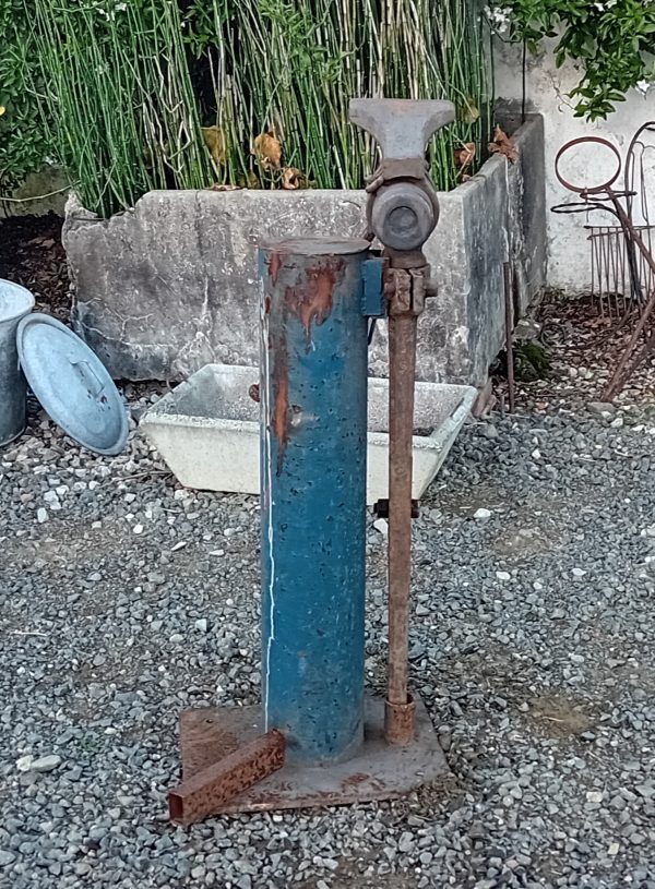 Ancien étau de forgeron sur pied n°11665