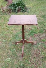 Ancien guéridon / table d'appoint en noyer n°11920