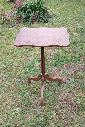 Ancien guéridon / table d'appoint en noyer n°11920