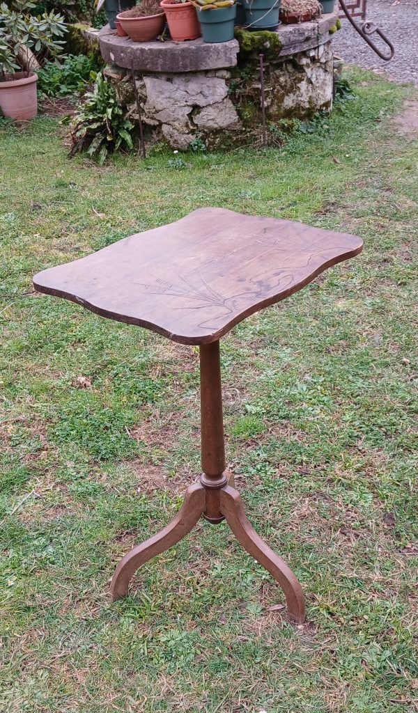 Ancien guéridon / table d'appoint en noyer n°11920