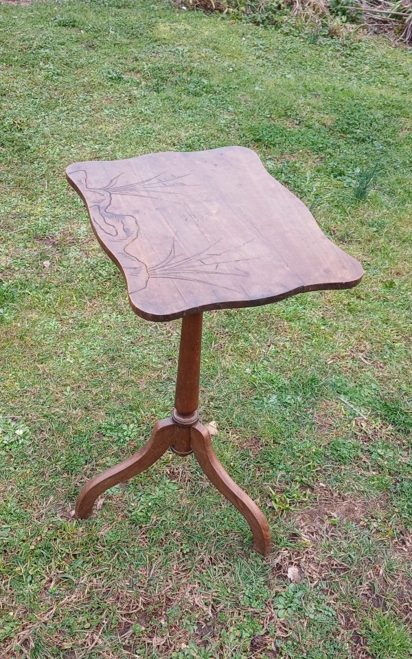 Ancien guéridon / table d'appoint en noyer n°11920