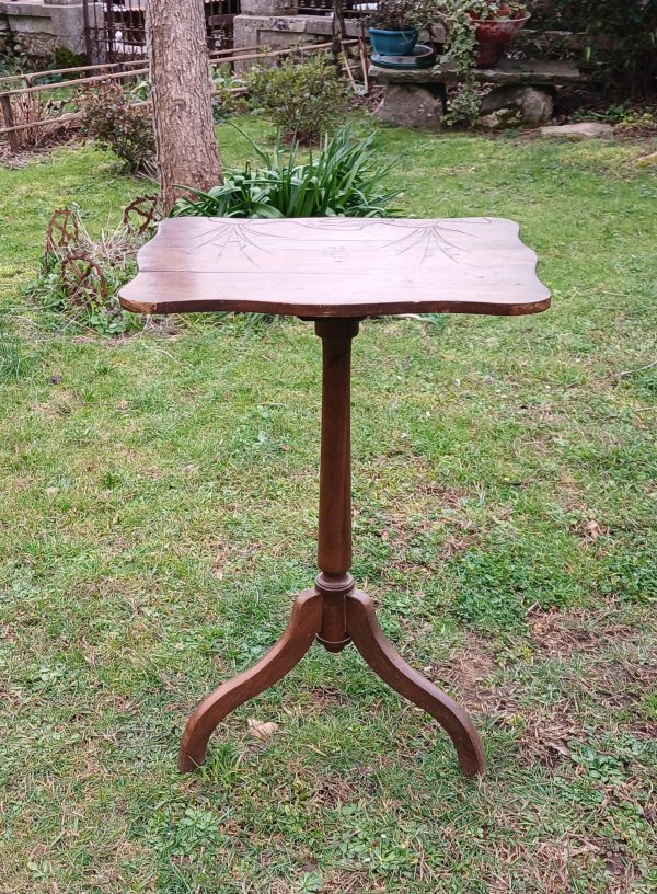 Ancien guéridon / table d'appoint en noyer n°11920