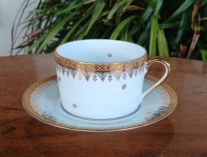 Tasse a petit déjeuner en porcelaine de Limoges n°11971