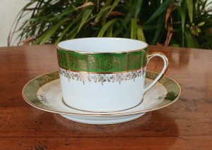Tasse a petit déjeuner en porcelaine de Limoges n°11975