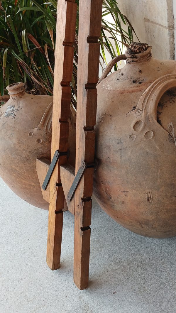 Ancienne paire d'échasses en pin n°12005