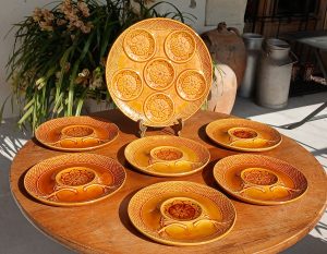 Ancien service a artichaud en barbotine Gien n°12079