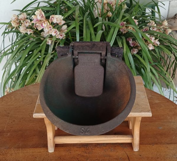 Ancien abreuvoir " la buvette " en fonte n°12118